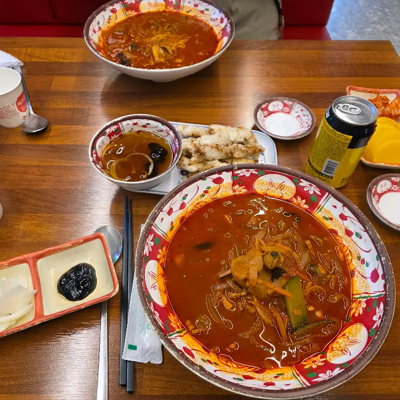 테이블 위에 놓인 짬뽕과 탕수육, 맥주