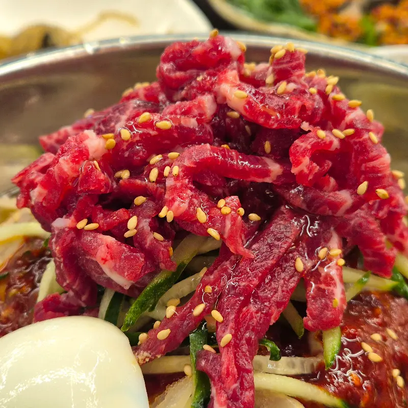 신선한 육회가 듬뿍 올려진 육회 냉면