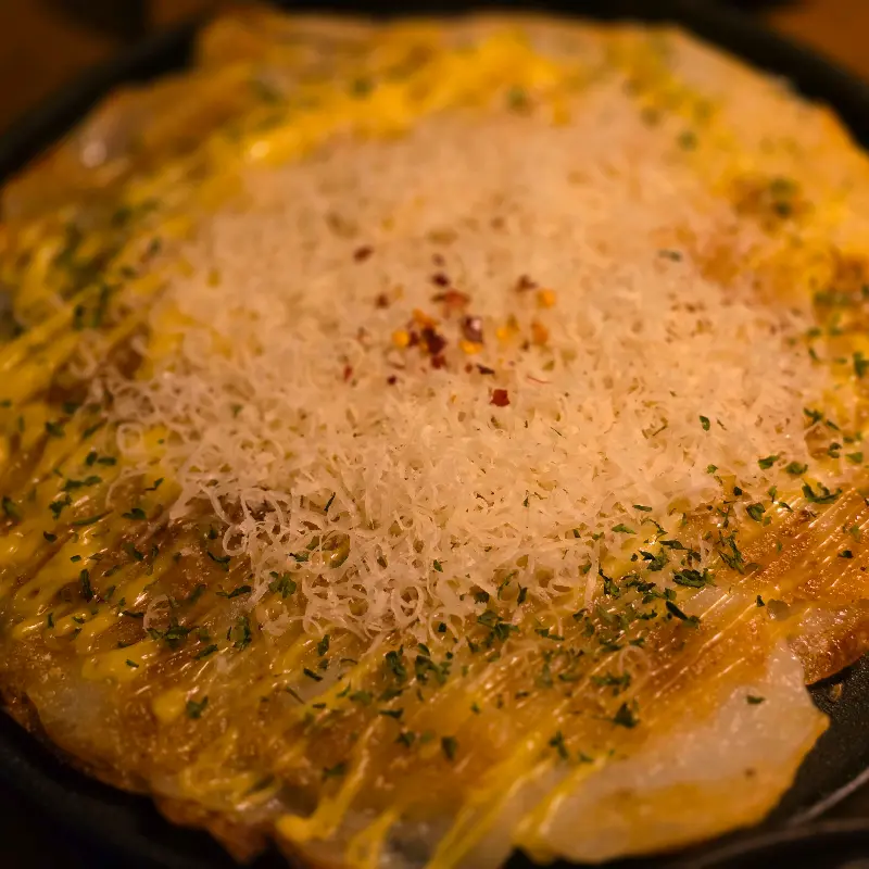 술잔을 기울이는 사람들