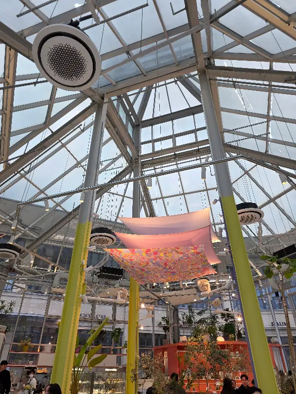 높은 천장과 독특한 인테리어