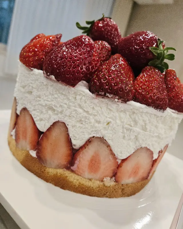 딸기가 듬뿍 올라간 케이크