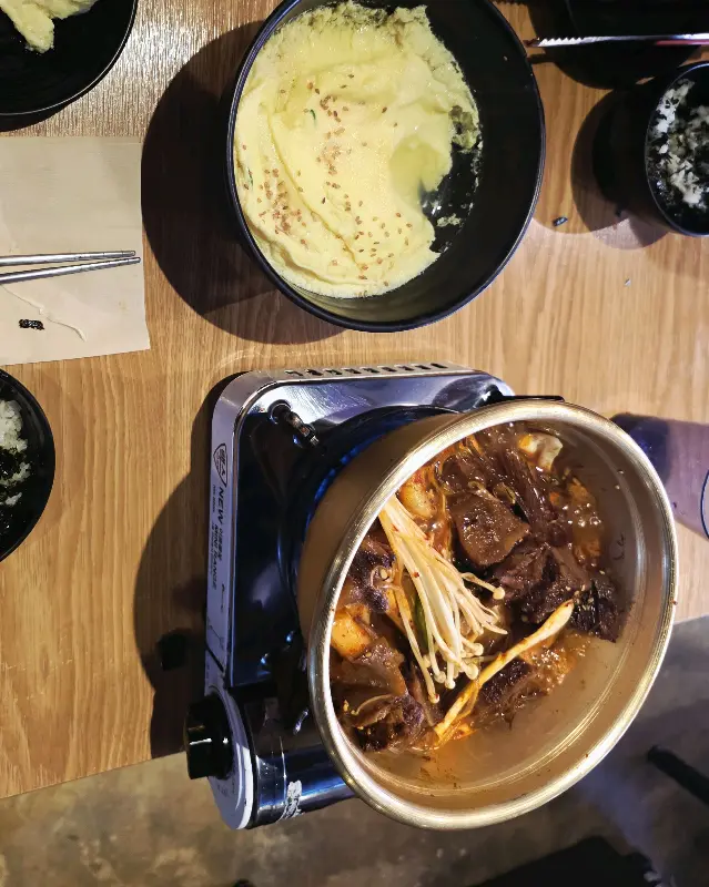 계란찜과 매운갈비찜의 조화