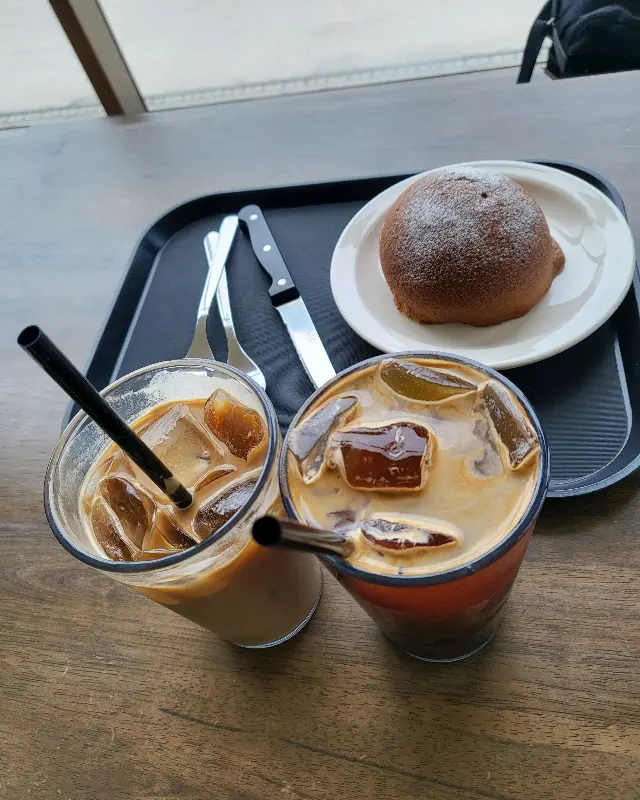 카페 마애 음료와 빵