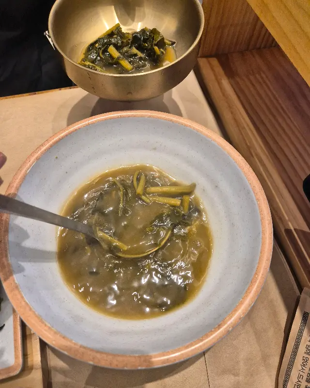 놋그릇에 담겨 나오는 따뜻한 우거지국