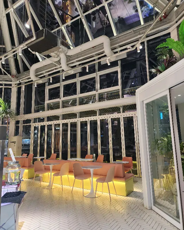 알록달록한 테이블과 의자가 인상적이다.