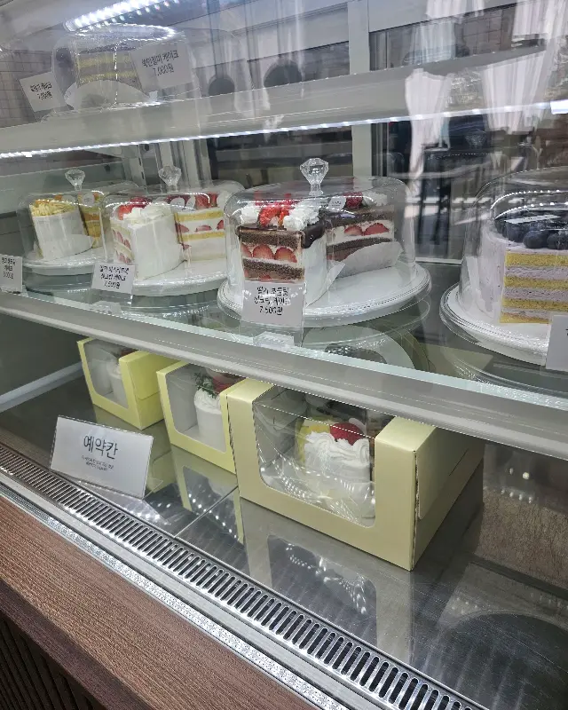 쇼케이스 안의 다양한 케이크