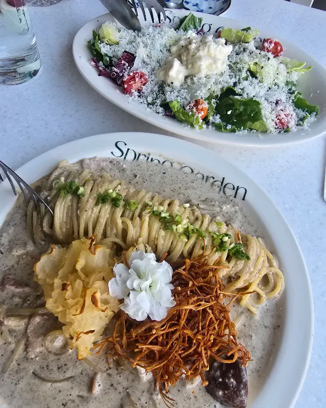 파스타와 샐러드