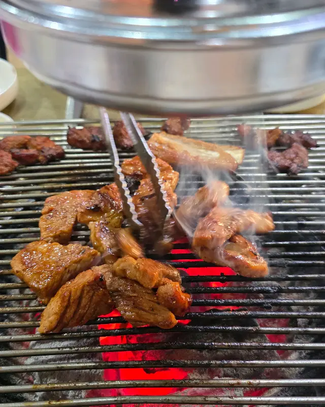 숯불 위에서 맛있게 익어가는 돼지갈비