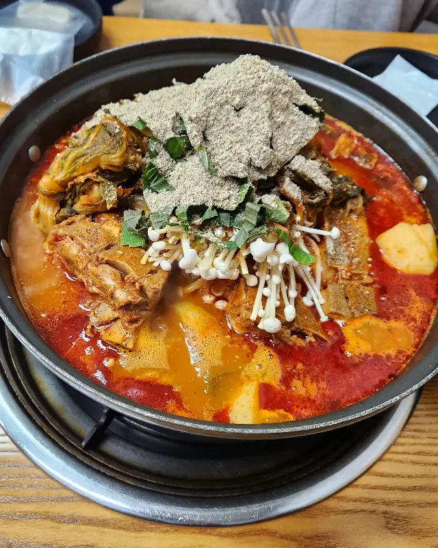 묵은지 감자탕 푸짐한 비주얼