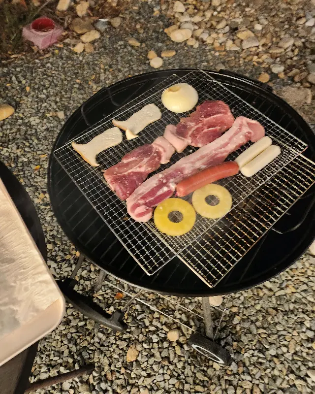 숯불 위에서 익어가는 고기의 모습