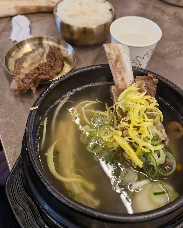 갈빗대에 붙은 살이 부드럽게 분리되는 모습