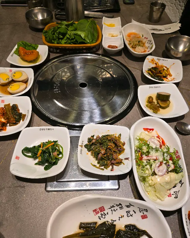 테이블 가득 차려진 반찬