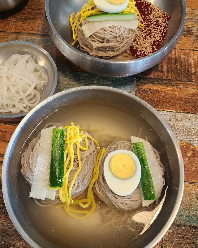 깔끔하게 차려진 평양냉면 한 상