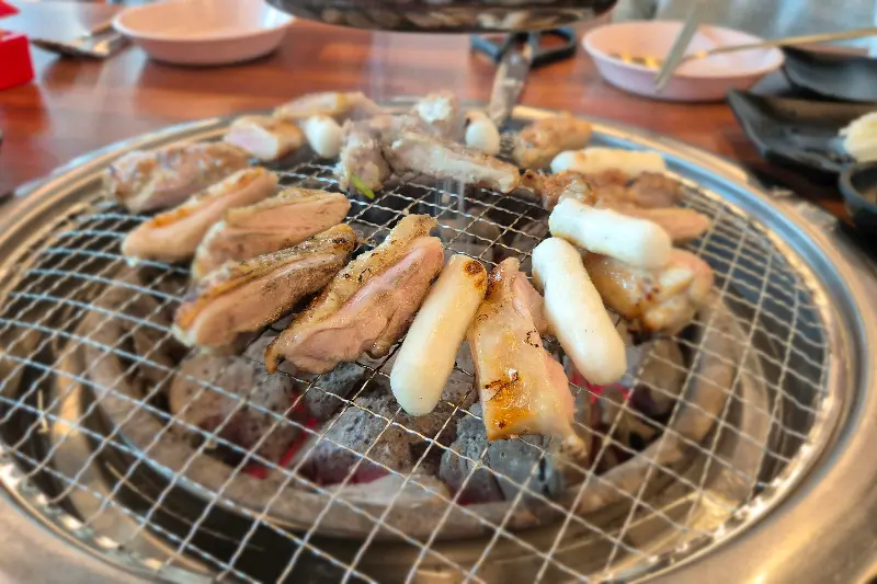 숯불에 구워 더욱 맛있는 닭갈비