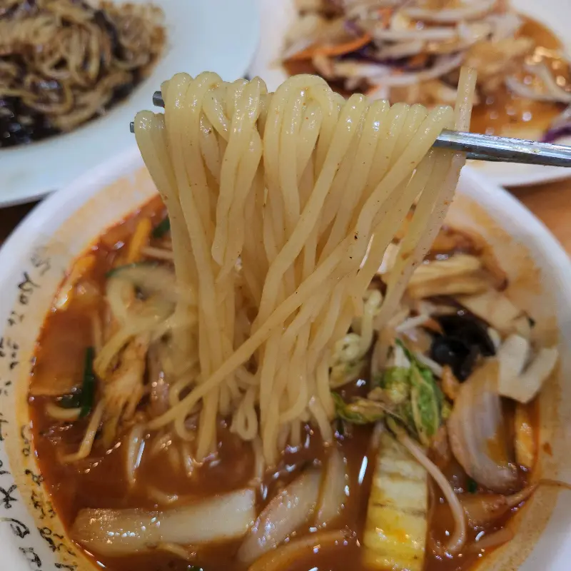 윤기 자르르 흐르는 간짜장 면발