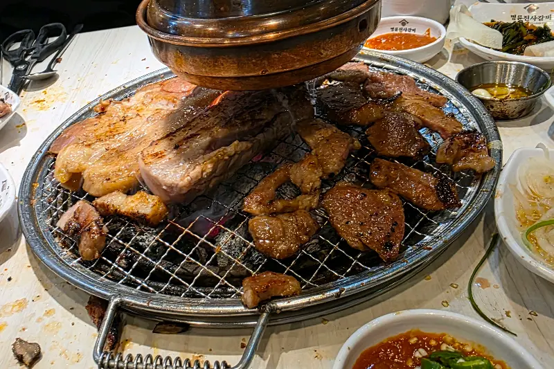 돼지갈비와 삼겹살이 익어가는 모습