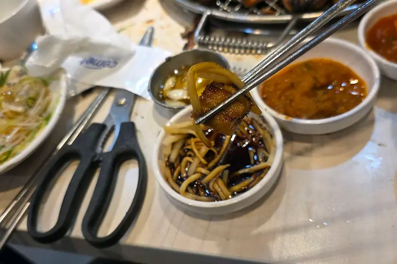 양념에 찍어먹는 고기