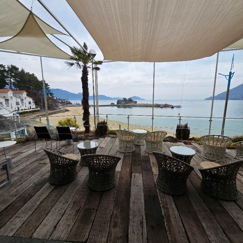 해변을 마주보는 야외 좌석