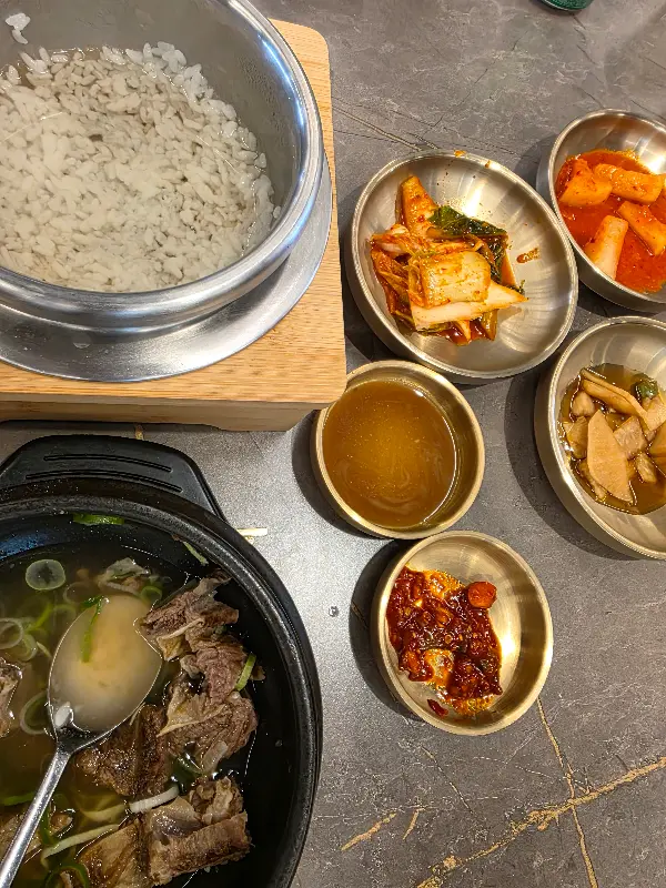 솥밥과 함께 나오는 모습