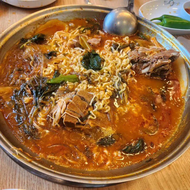 라면 사리가 추가된 감자탕