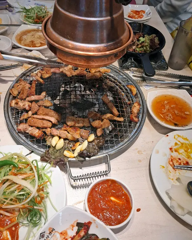 고기를 굽는 모습