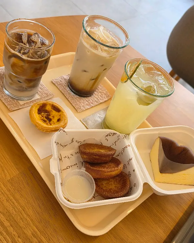 다양한 디저트와 음료가 놓인 테이블