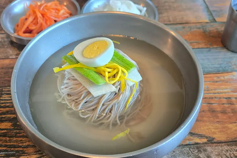 평양냉면과 곁들임 메뉴