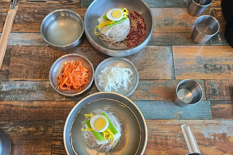 다채로운 평양냉면 테이블 세팅