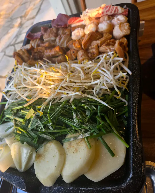 다채로운 구성의 곱창 모듬 구이