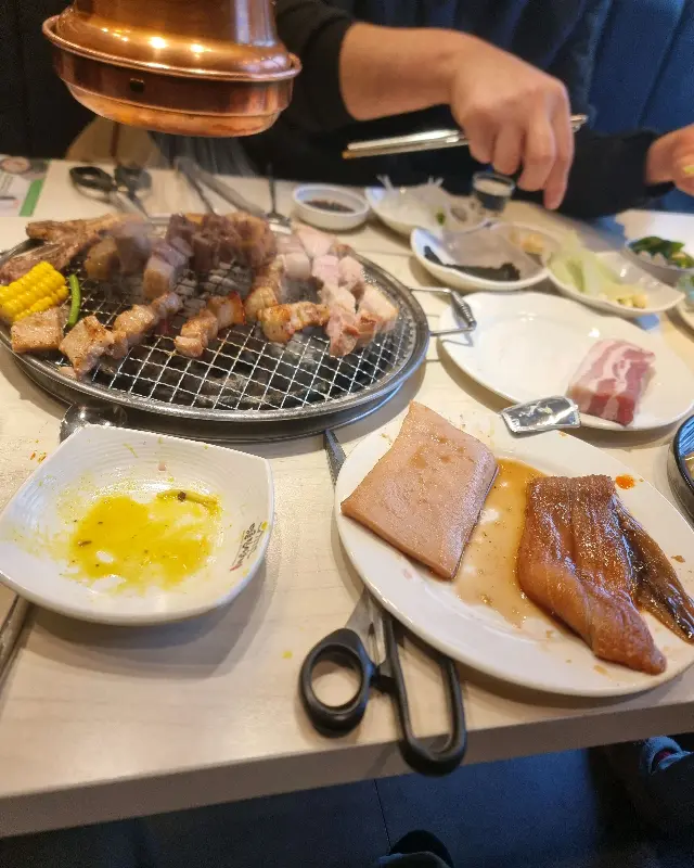 돼지갈비와 함께 즐기는 푸짐한 한 상