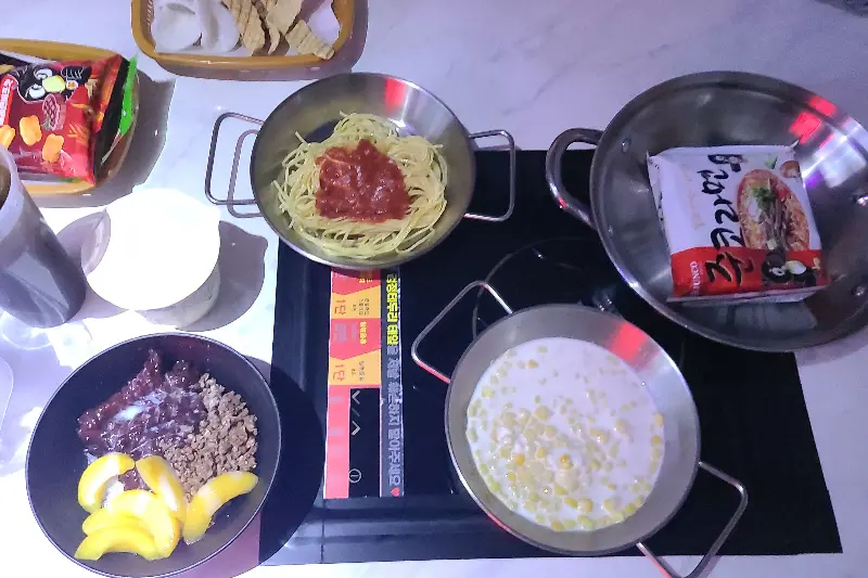 테이블 가득한 음식