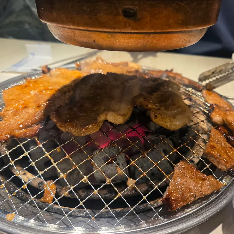 숯불 위에서 맛있게 익어가는 갈비