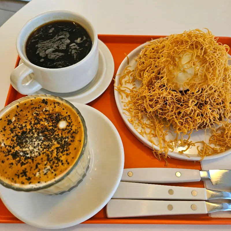 흑임자 라떼와 브라운 치즈 와플