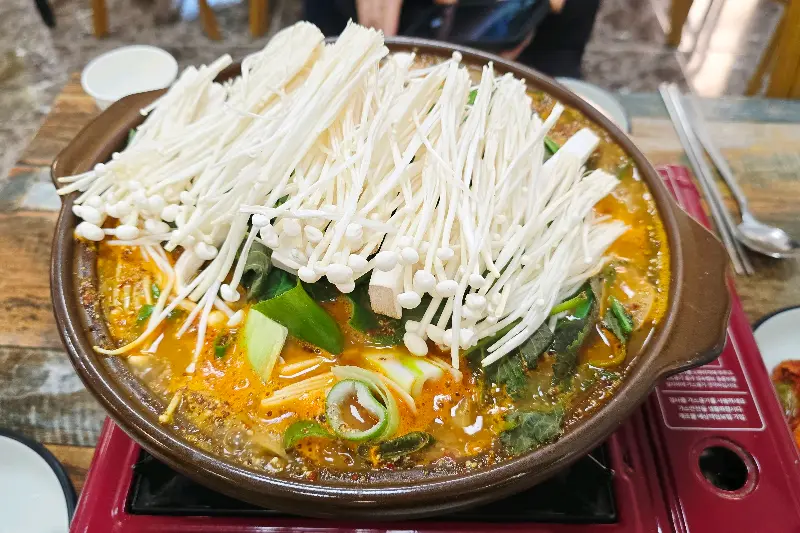 끓기 전 흑염소 전골