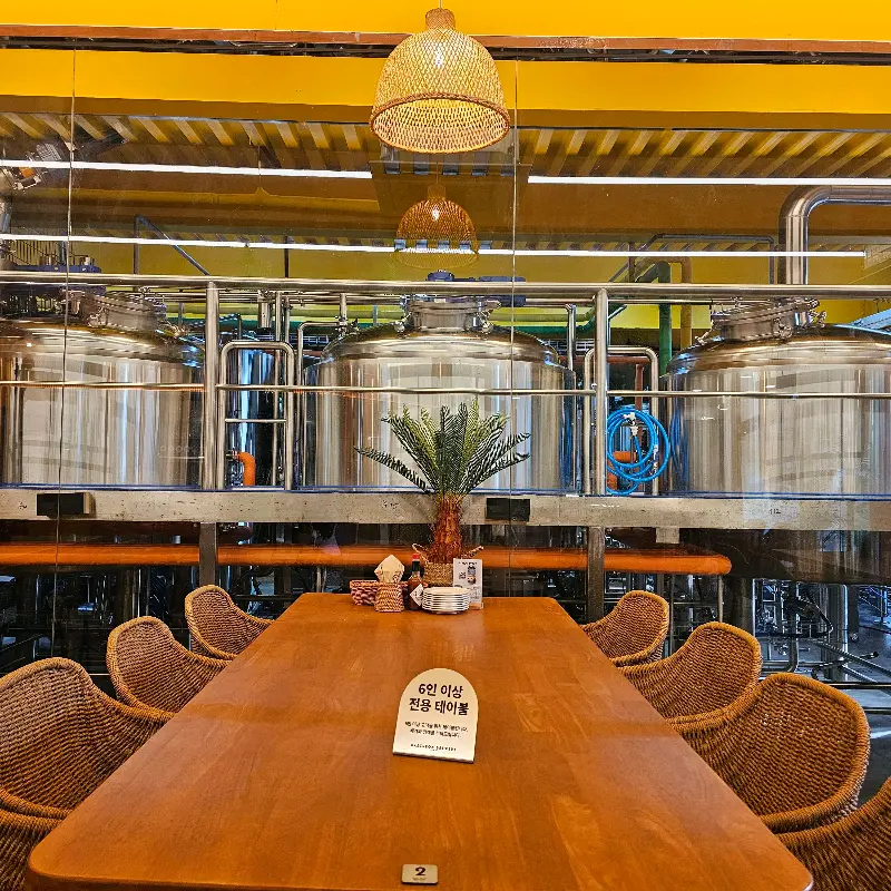 대천브루어리 내부 전경: 깔끔한 테이블과 맥주 양조 시설이 조화롭게 어우러져 있다.