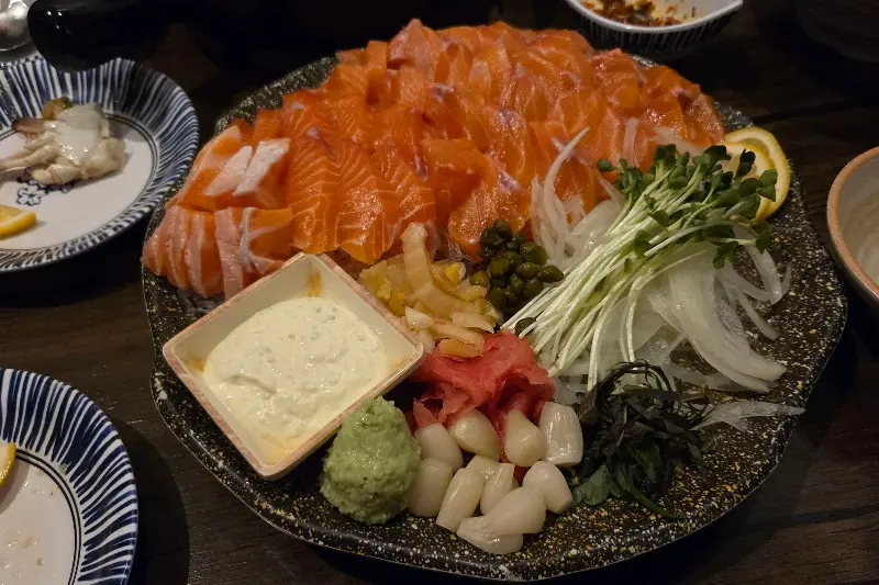 푸짐한 연어 사시미 한 상차림