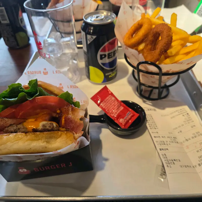 음료와 함께 즐기는 수제버거 세트