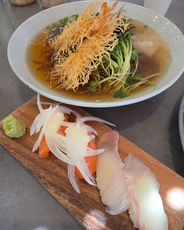 시원한 냉모밀과 초밥의 조화