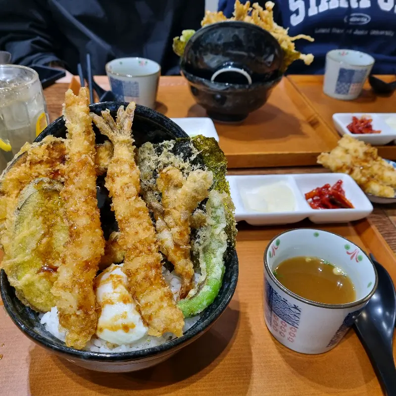 다양한 튀김 종류가 올라간 텐동