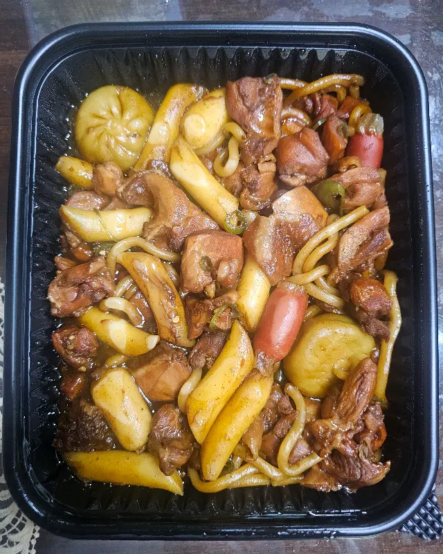 배달 용기에 담긴 쪼림닭