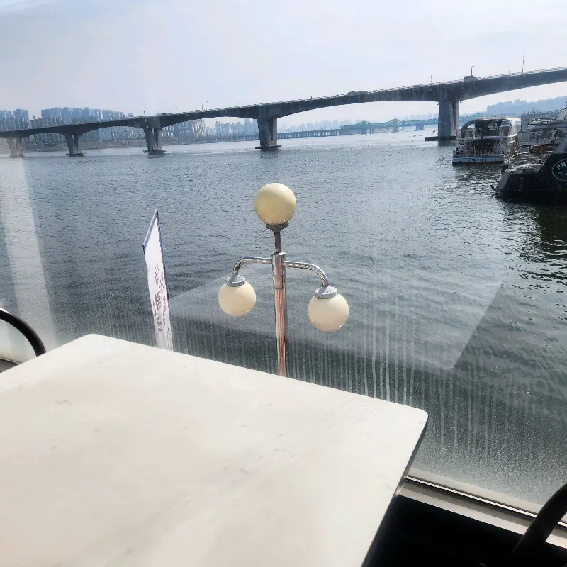 한강이 보이는 창가 좌석