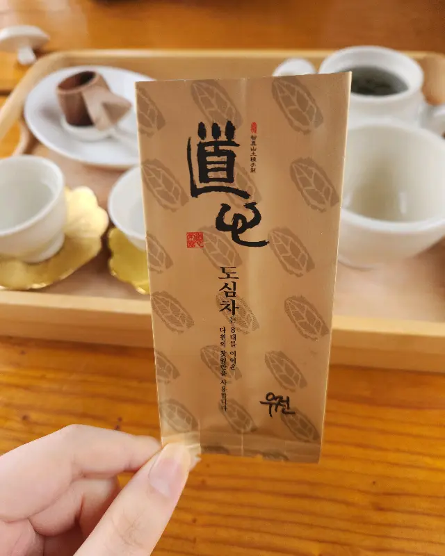 도심다원에서 맛볼 수 있는 다양한 차 종류 중 하나인 우전차