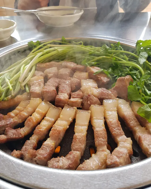 고하순에서 구워먹는 삼겹살과 미나리