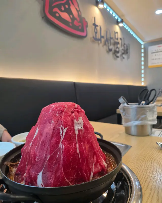 화산물갈비 매장 내부