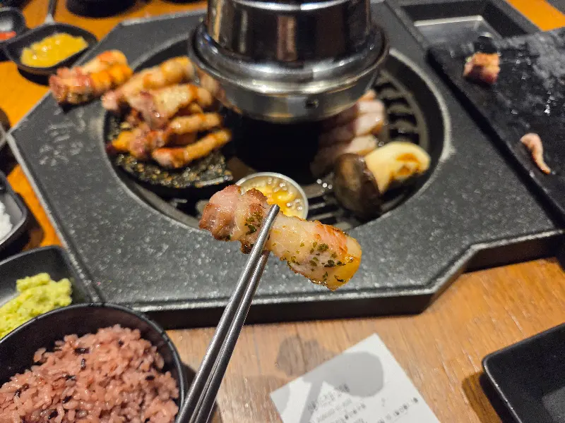 다양한 소스와 밑반찬이 놓여진 테이블