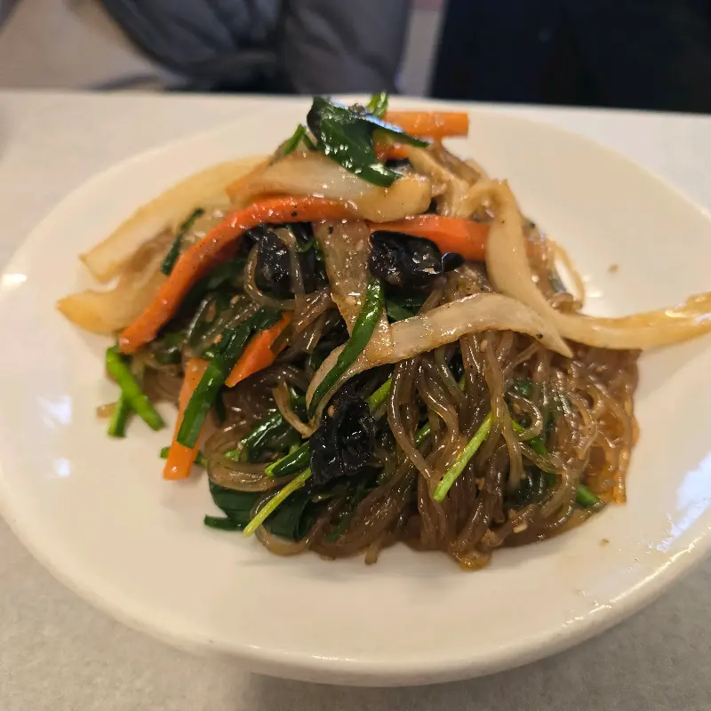 윤기가 흐르는 잡채의 모습