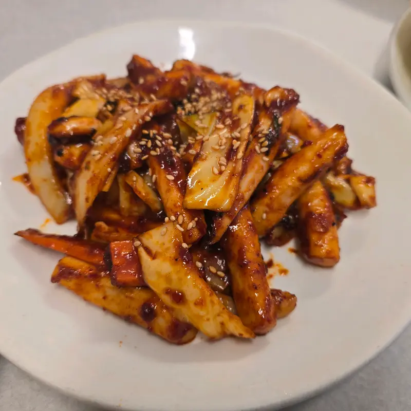 매콤한 양념이 돋보이는 오징어볶음