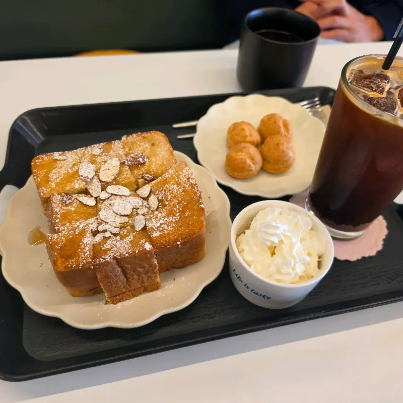 먹음직스러운 디저트와 음료