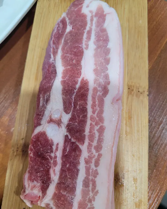 선홍빛의 흑돼지 오겹살