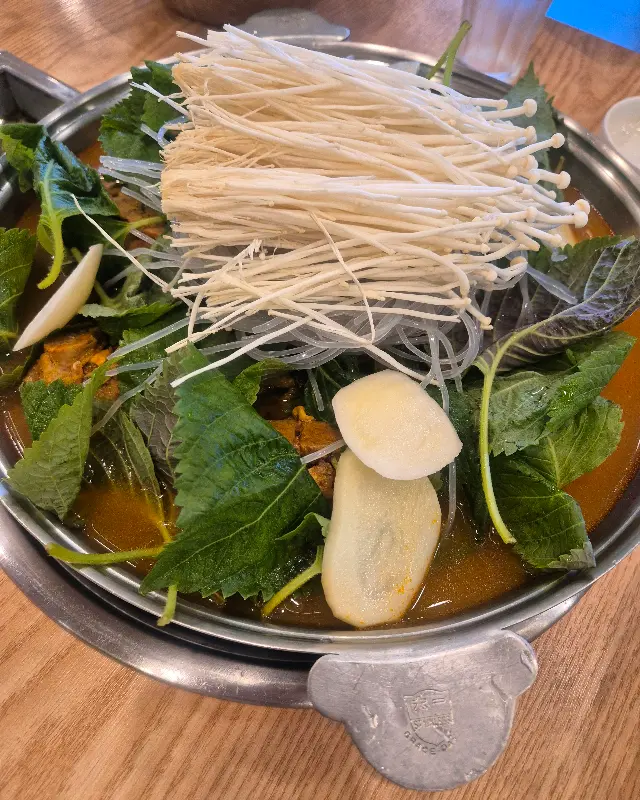 깻잎과 팽이버섯이 듬뿍 올려진 감자탕